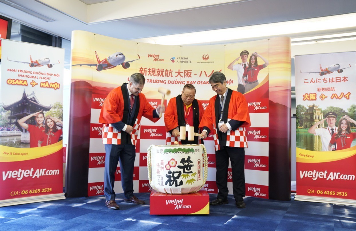 Vietjet’s first direct flight from Vietnam to Japan touches down