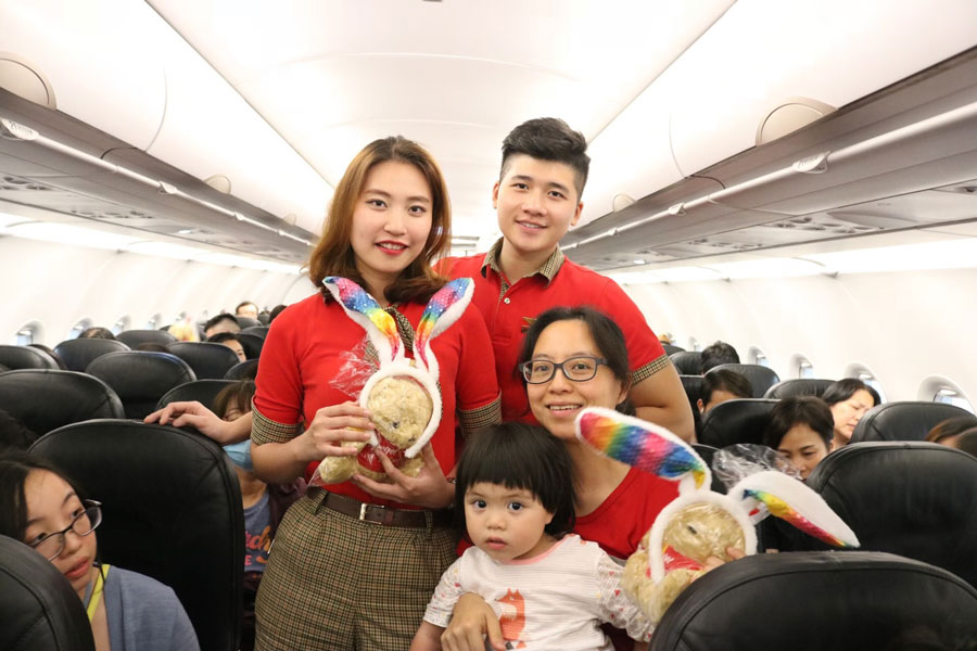 Hành khách trên chuyến bay đầu tiên Hồng Kông-Phú Quốc nhận quà lưu niệm xinh xắn từ Vietjet
