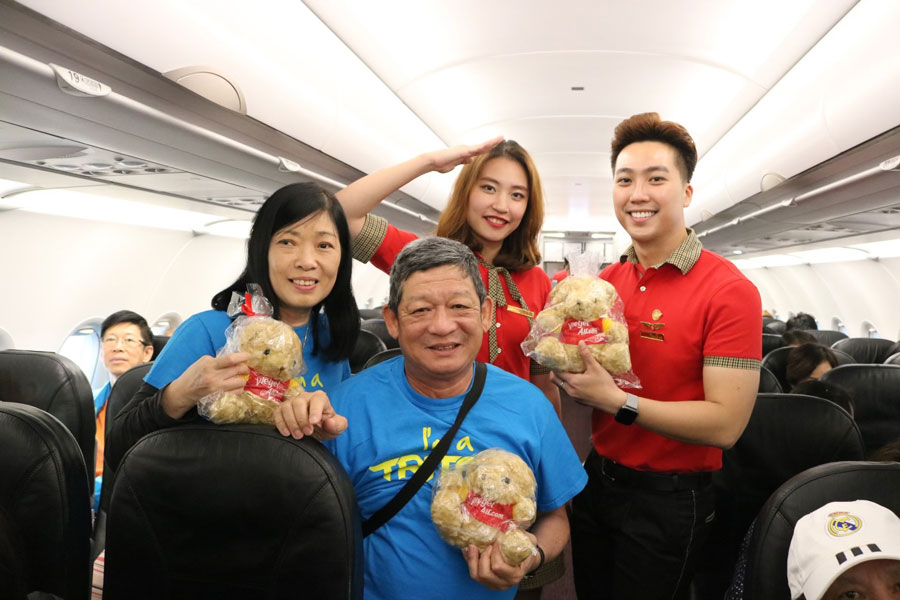 Hành khách trên chuyến bay đầu tiên Hồng Kông-Phú Quốc nhận quà lưu niệm xinh xắn từ Vietjet