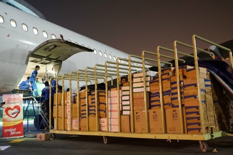 Chắp cánh yêu thương, Vietjet miễn phí vận chuyển hàng hóa cứu trợ tới vùng lũ miền Trung, tặng vé cho cán bộ đến vùng lũ