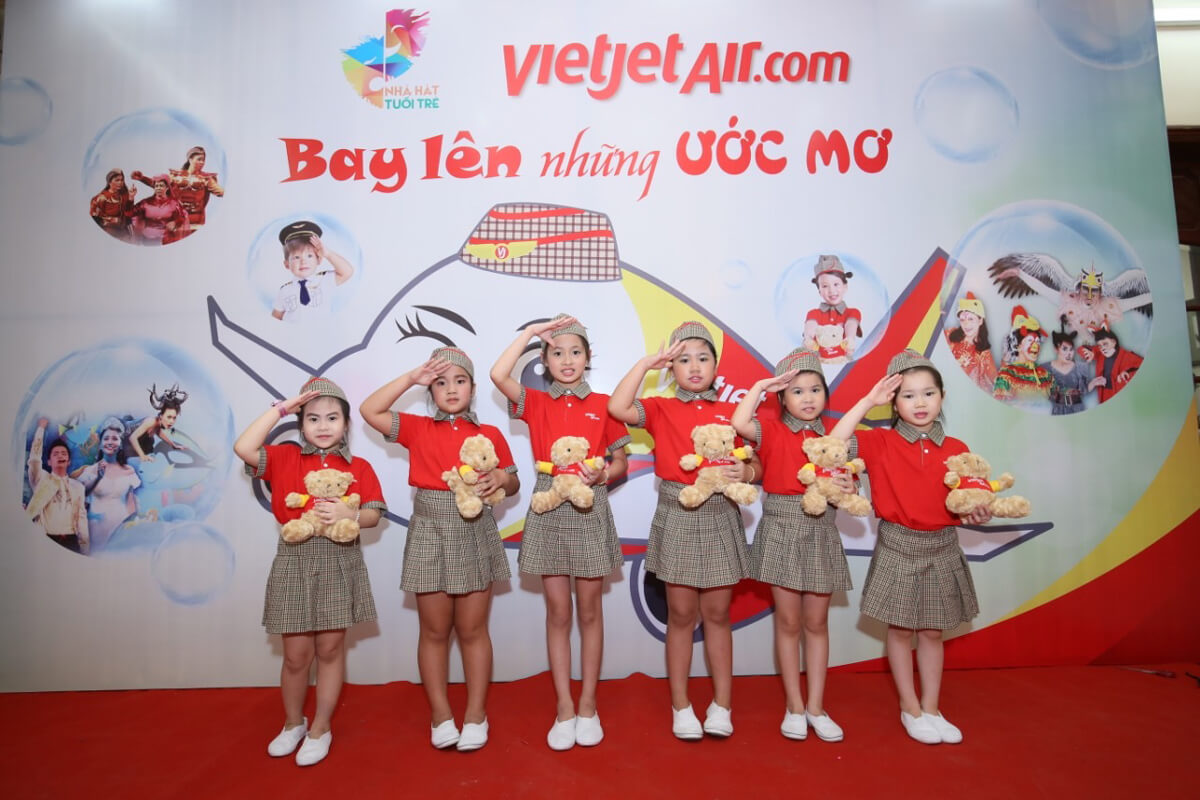 Vietjet cùng Quỹ học bổng Vừ A Dính thắp sáng tương lai con em đồng bào dân tộc thiểu số, biển đảo