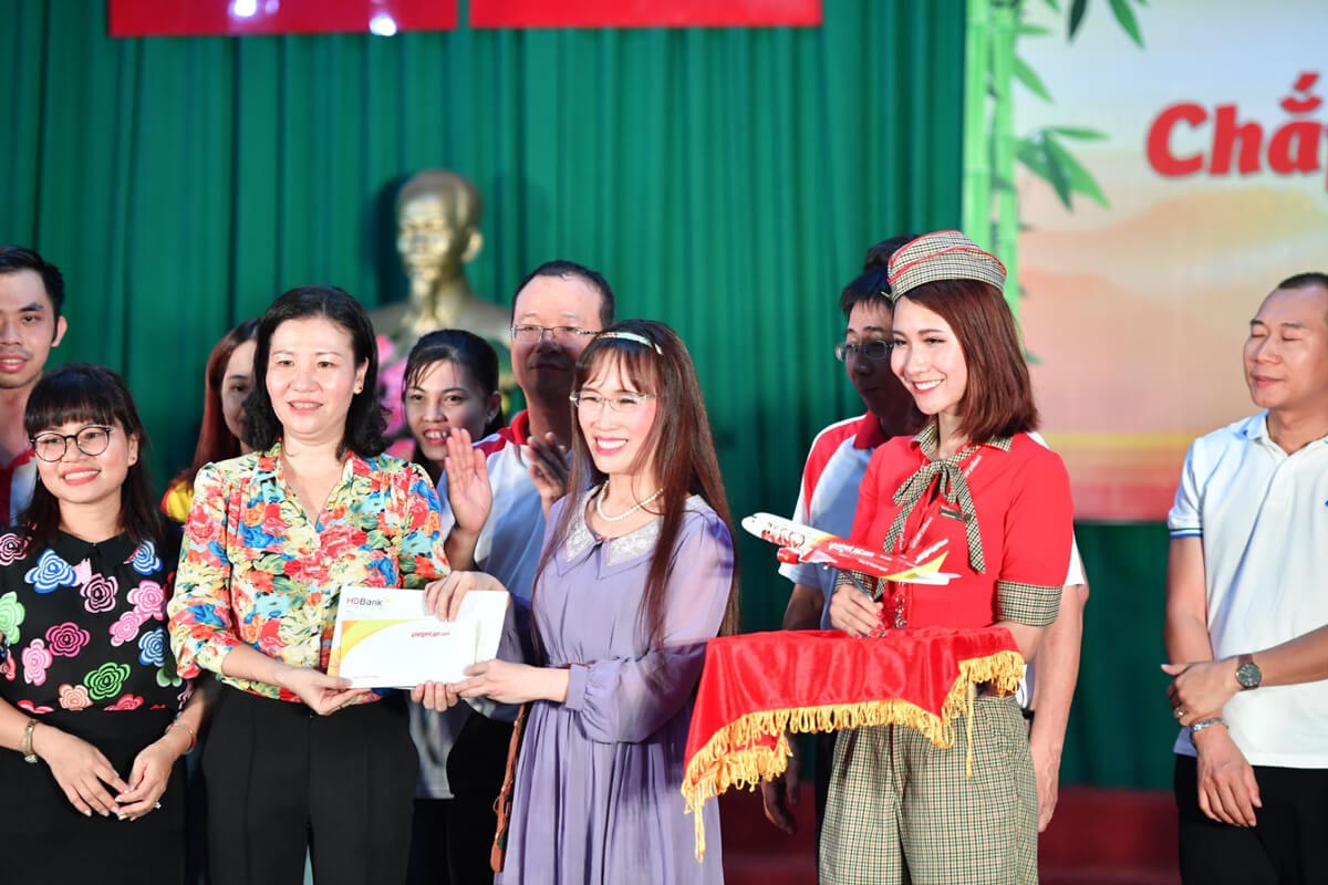 Vietjet cùng Quỹ học bổng Vừ A Dính thắp sáng tương lai con em đồng bào dân tộc thiểu số, biển đảo