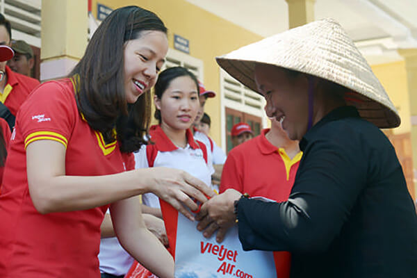 Vietjet cùng Quỹ học bổng Vừ A Dính thắp sáng tương lai con em đồng bào dân tộc thiểu số, biển đảo