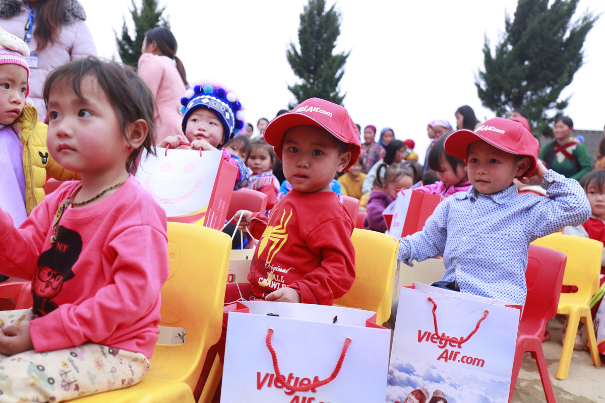 Vietjet mang niềm vui Tết đến với bà con dân tộc
