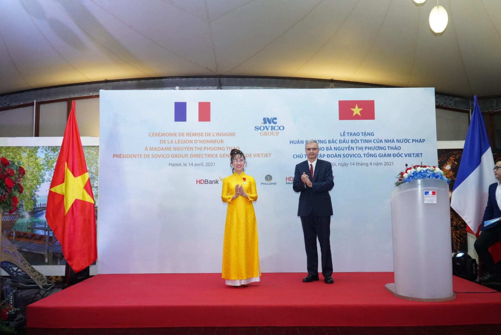 Nữ doanh nhân Nguyễn Thị Phương Thảo nhận Huân chương Bắc đẩu bội tinh của Nhà nước Pháp trao tặng